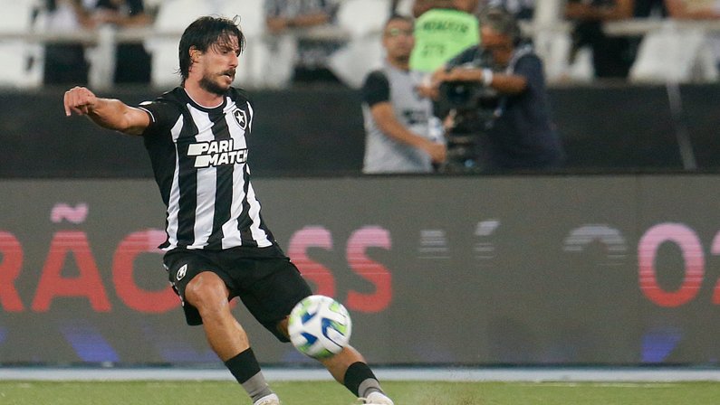 Casimiro vê time do Botafogo ‘muito melhor que o Vasco’ e elogia Gabriel Pires: ‘Além de lindo, chega junto’