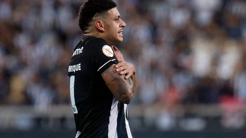 Luis Henrique dedica o golaço na vitória do Botafogo ao pai e brinca: ‘Devia estar puto em casa por eu não ter chutado várias vezes’