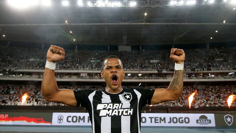 Júnior Santos comemora mais um gol pelo Botafogo e convoca torcida: ‘Estamos unidos, crescendo a cada jogo’
