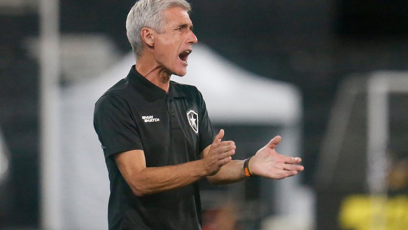 Luís Castro define estilo de jogo do Botafogo e destaca ‘dimensão mental’ para evolução da equipe: ‘Fomos sujeitos a muitas agressões’