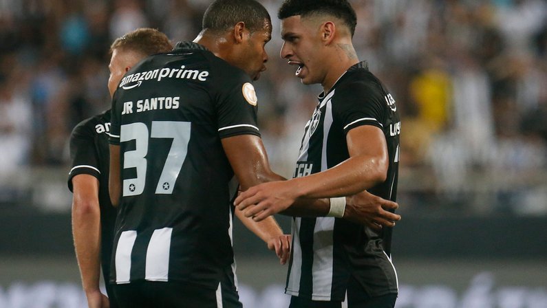 Pedrinho elogia trio de ataque do Botafogo: ‘O jogo se desenhou uma delícia para usar os espaços como arma’