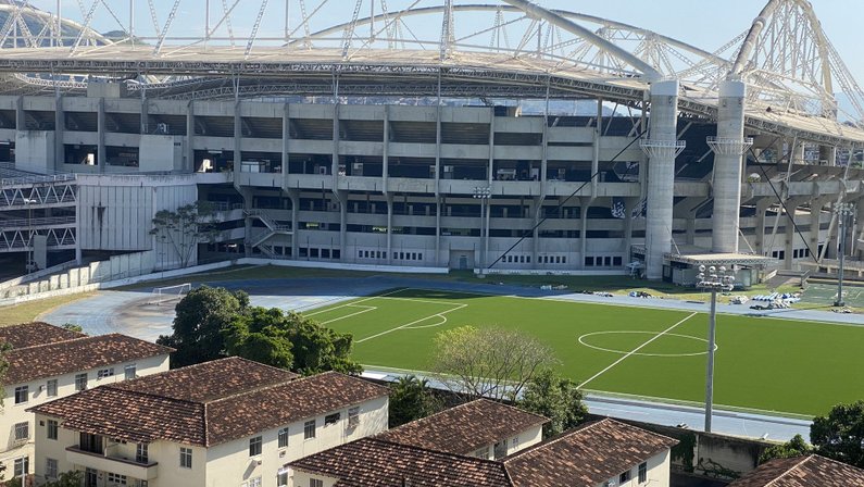 Quase pronto! Foto mostra campo anexo do Estádio Nilton Santos, do Botafogo, com novo piso sintético