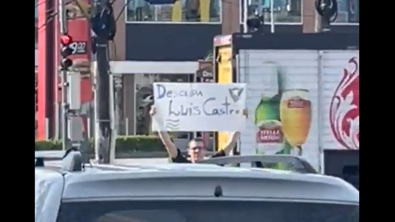Torcedor do Botafogo em Manaus viraliza com cartaz com pedido de desculpas a Luís Castro nos sinais: ‘Ele tinha um plano esse tempo todo’