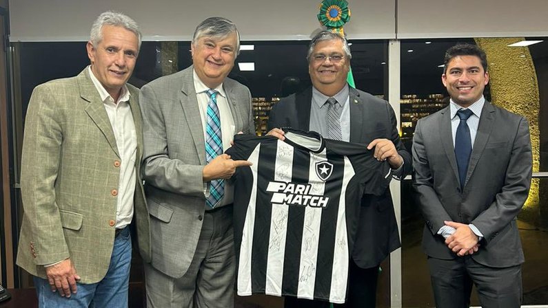 Dirigentes do Botafogo se encontram com Flávio Dino e presenteiam ministro com camisa autografada