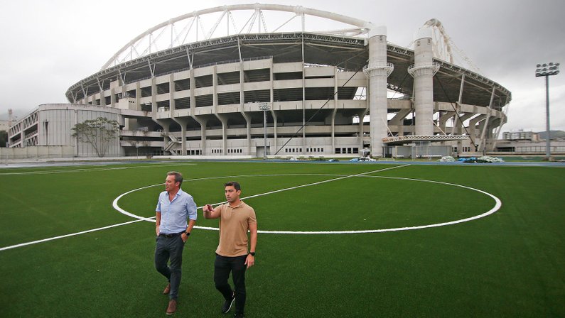 Diretores do Botafogo, Alexandre Costa e Thairo Arruda supervisionam obras do campo anexo do gramado sintético do Estádio Nilton Santos