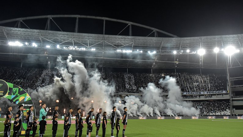 Elenco e torcida. Botafogo x Athletico-PR, Copa do Brasil 2023, no Estádio Nilton Santos