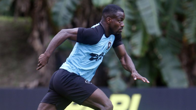 Após exames na Bélgica, Kayque volta ao Botafogo para operar menisco e pode ir para o RWD Molenbeek quando se recuperar