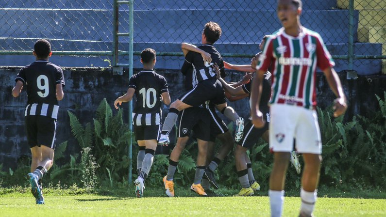 Base: Botafogo vence Fluminense e fica em vantagem nas semifinais da Copa Rio Sub-15