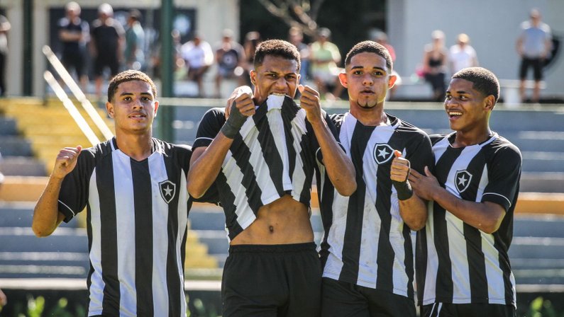 Botafogo vence Flamengo e abre vantagem nas semifinais da Copa Rio Sub-17; veja os gols