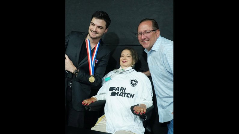 John Textor prestigia entrega da Medalha Pedro Ernesto a Felipe Neto no Nilton Santos e acompanha treino do time feminino do Botafogo