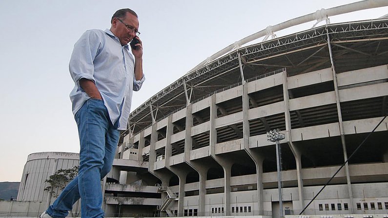 John Textor, acionista da SAF Botafogo, no campo anexo do Estádio Nilton Satnos em junho de 2023