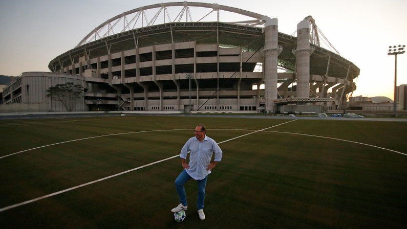 John Textor visita campo anexo sintético do Estádio Nilton Santos, do Botafogo, em junho de 2023