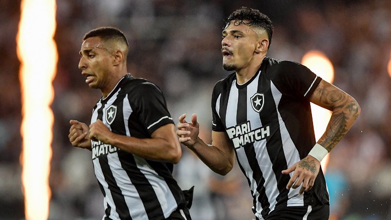 Victor Sá e Tiquinho Soares em Botafogo x Athletico-PR | Copa do Brasil 2023