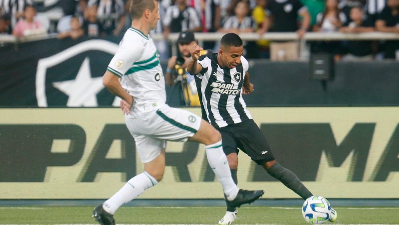 Destaque em goleada do Botafogo, Victor Sá ressalta qualidade do gramado do Nilton Santos: ‘Faz muita diferença para o nosso jogo’