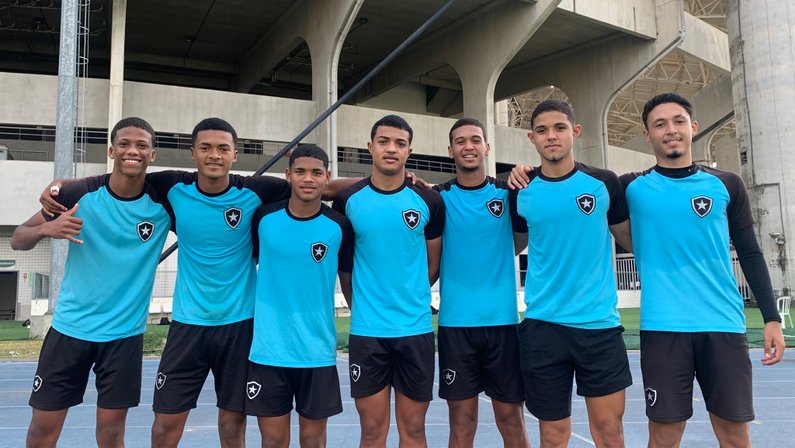 Botafogo segue planejamento estratégico e assina primeiros contratos profissionais com sete destaques da base