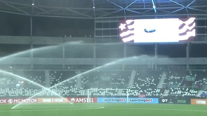 Irrigação do gramado sintético do Estádio Nilton Santos em Botafogo x Patronato | Copa Sul-Americana 2023