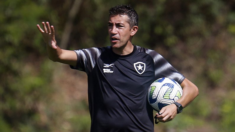 Bruno Lage completa 10 jogos no Botafogo, e comentaristas apontam diferenças em relação a Luís Castro: ‘Tem mais interferência’