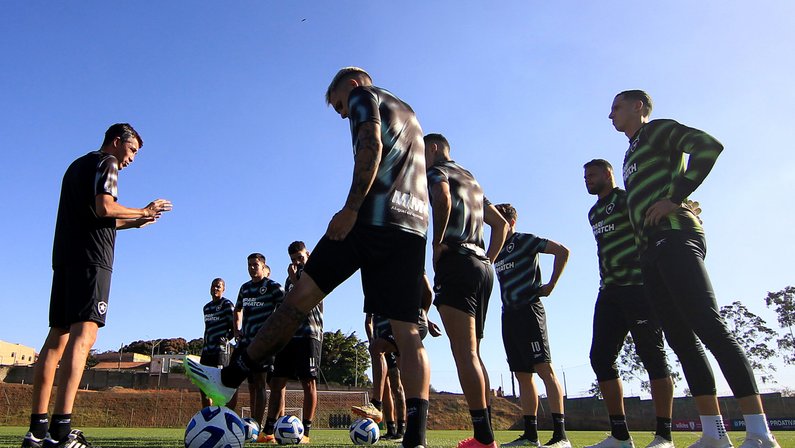 Por desgaste e cansaço, Botafogo deve poupar alguns titulares contra o Guaraní-PAR, diz site