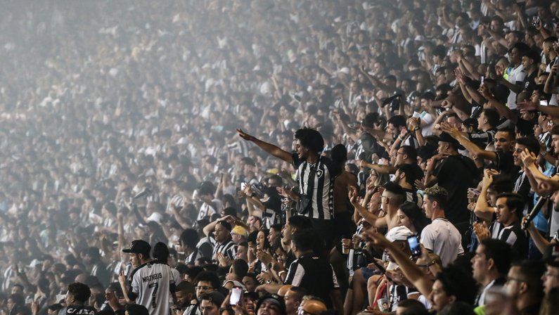 Torcida em Botafogo x Internacional no Estádio Nilton Santos pelo Campeonato Brasileiro
