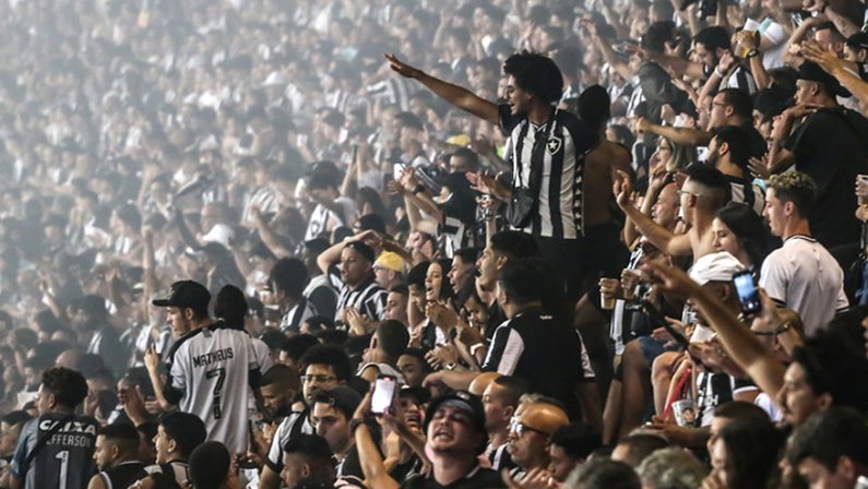 Torcida em Botafogo x Internacional no Estádio Nilton Santos (Engenhão) | Campeonato Brasileiro 2023