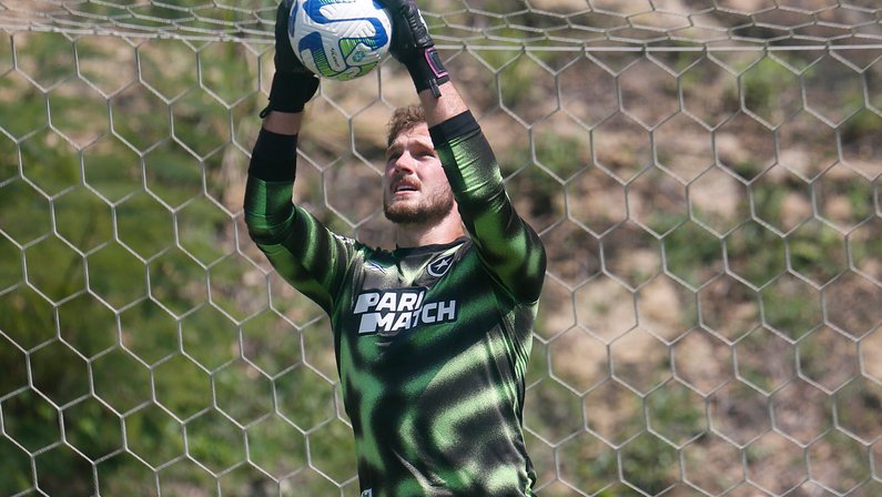 Lucas Perri treina sem limitações no Botafogo e deve enfrentar o Corinthians