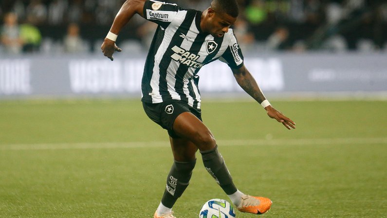 Júnior Santos deve voltar a ser titular na ponta direita do Botafogo?