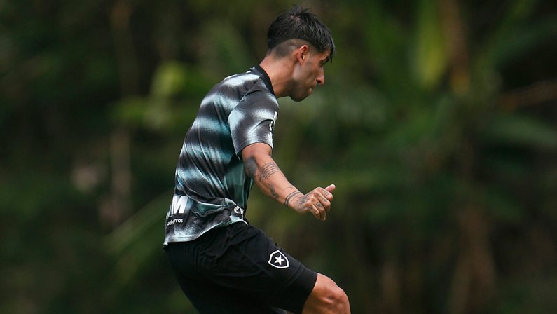 Di Placido treina como titular e volta no lugar de JP Galvão; Júnior Santos e Segovinha disputam posição no Botafogo