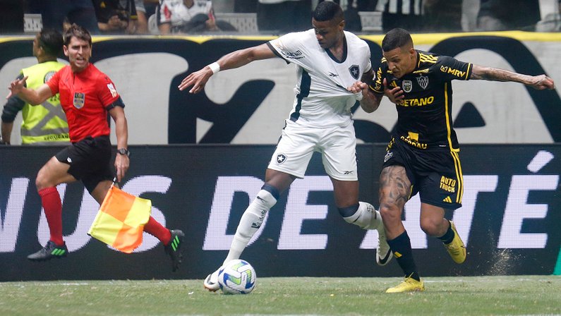 Comentarista vê gramado da Arena MRV como fator para atuação ruim do Botafogo, mas acende alerta: ‘Time precisa retomar intensidade’