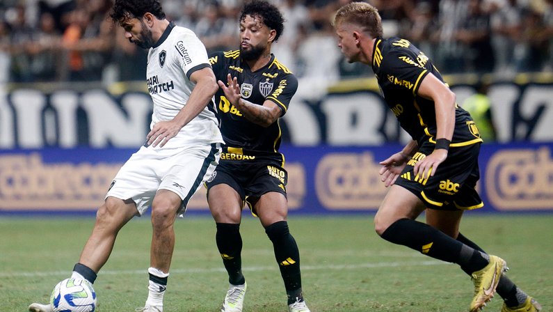 Diego Costa vê oscilação do Botafogo como natural: ‘São esses momentos que demonstram a personalidade e a atitude de cada jogador’
