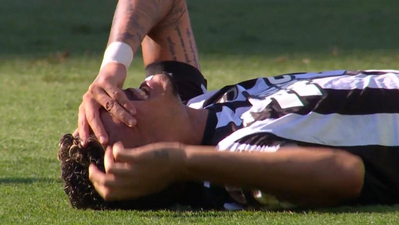 Com dores no tornozelo, Tiquinho Soares é substituído ainda no primeiro tempo de Red Bull Bragantino x Botafogo