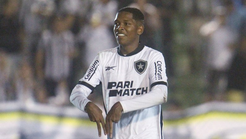 Ambidestro, Yarlen revela que prometeu gol à mãe e diz: ‘Quero fazer mais muitos gols pelo Botafogo’