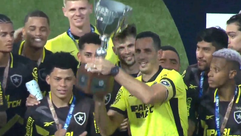 Jogadores do Botafogo recebem medalhas, e Gatito ergue troféu da Taça Rio  de forma protocolar; clube nem cita título - FogãoNET