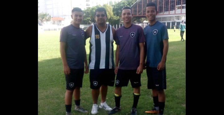 Jovens jogadores do Botafogo da Colômbia treinam no Caio Martins
