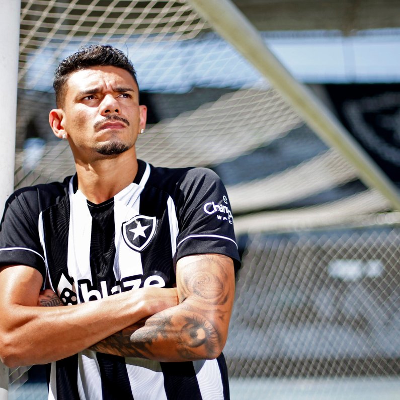 Botafogo: Mazzuco revela lesão muscular de Tiquinho Soares e previsão de estrear em três semanas