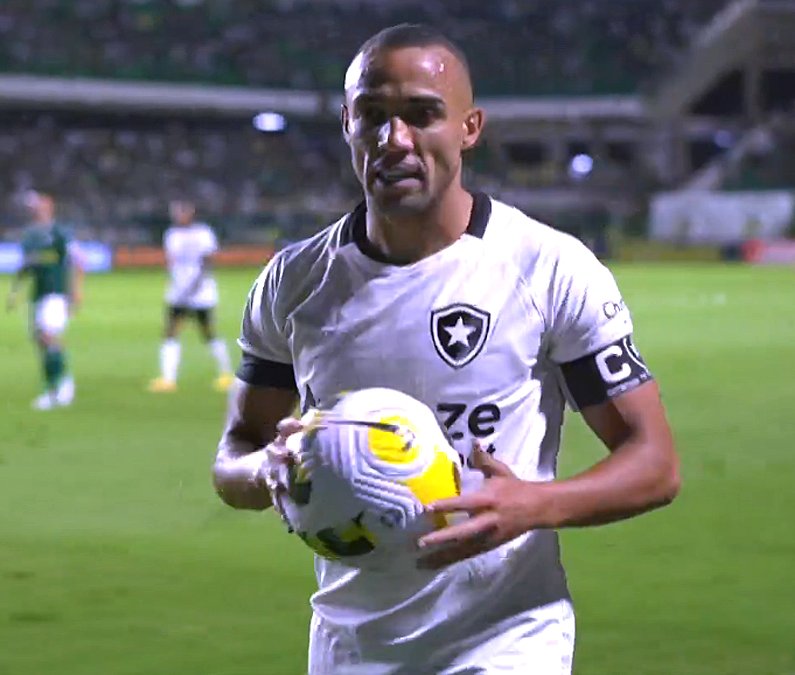 Árbitro confirma na súmula motivo inusitado de cartão amarelo para Marçal, do Botafogo