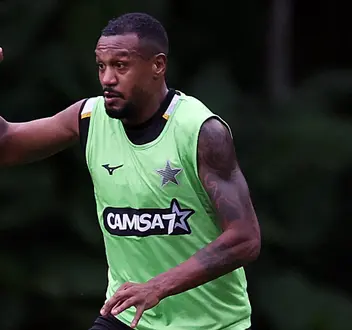 Edenílson treina com grupo e pode reforçar Botafogo contra o Internacional