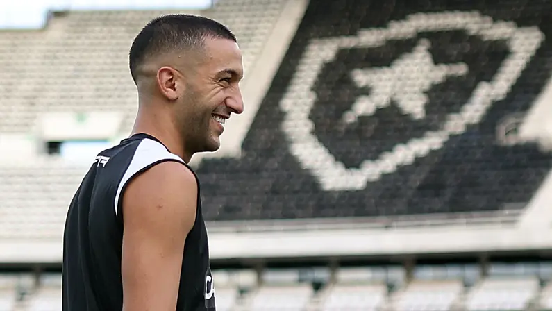 Alex Telles prevê evolução de Ziyech no Botafogo: ‘Está feliz. É sempre um perigo com a bola no pé e sei que vai nos ajudar’