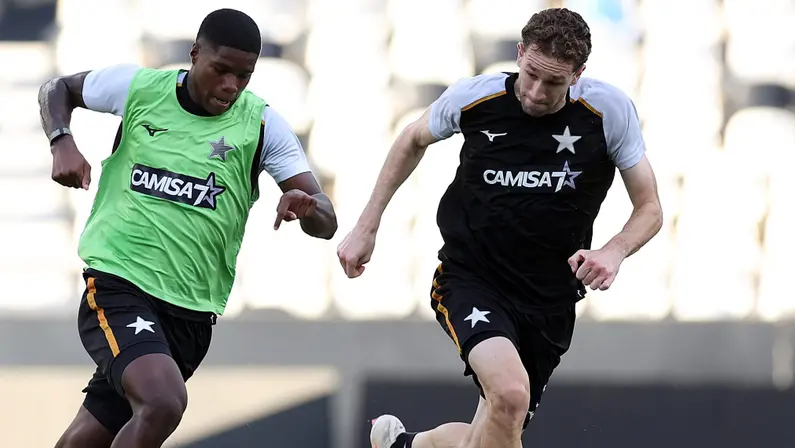 Arthur Chaves participa de último treino do Botafogo antes de enfrentar a Chapecoense